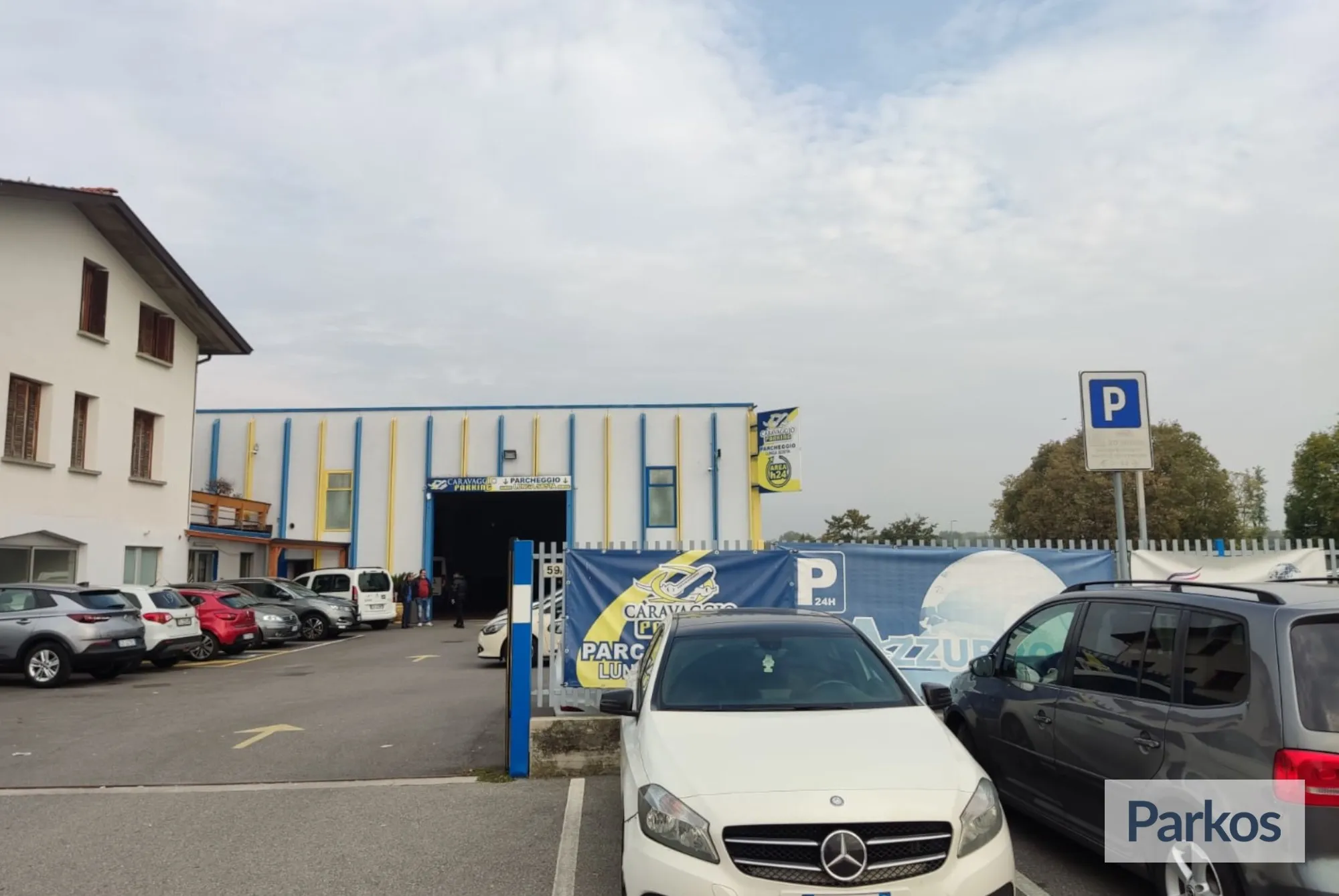 Azzurro Caravaggio Parking (Paga online) - Parking Bergame Orio al Serio - picture 1