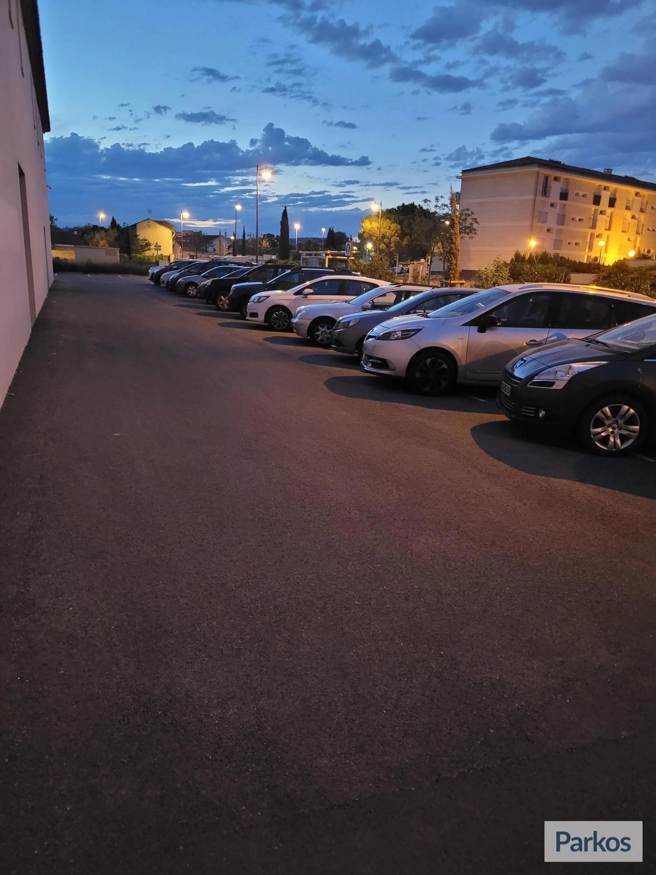Royal Parking - Parking Aéroport Marseille - picture 1